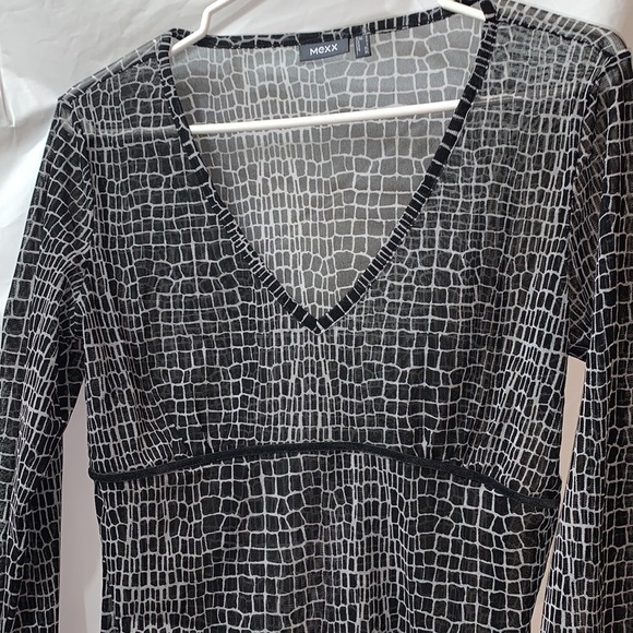 MEXX Black Sheer Snake Skin Print Top with V neck with velvety band Size L - Picture 3 of 4